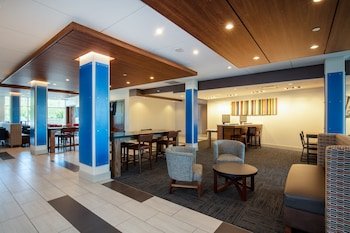 Holiday Inn Express & Suites Beloit