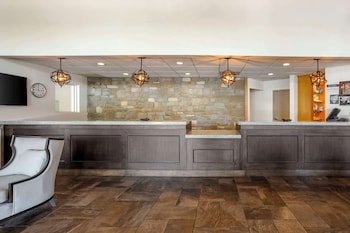 Best Western Plus Revere Inn & Suites