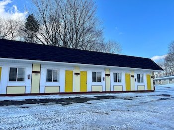 Skyland Motel Inn & Suites