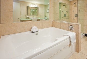 Holiday Inn Manhattan At The Campus