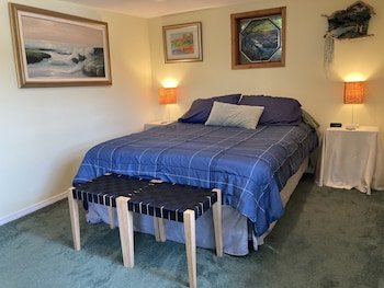 Cottage Lake Tree House Bed And Breakfast