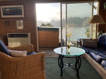 Cottage Lake Tree House Bed And Breakfast