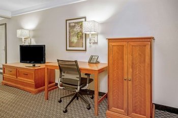 La Quinta Inn & Suites by Wyndham San Antonio Airport