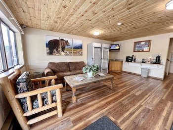 Beartooth Hideaway Inn & Cabins