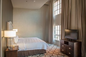 Hampton Inn & Suites Convention Center