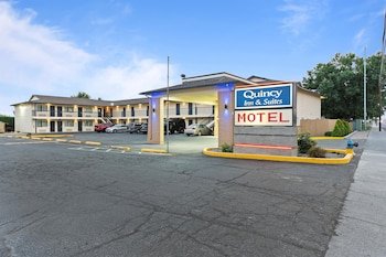Quincy Inn And Suites