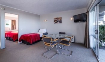 Twin Peaks Lakeside Inn