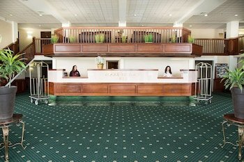 Rogue Regency Inn & Suites