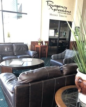 Rogue Regency Inn & Suites