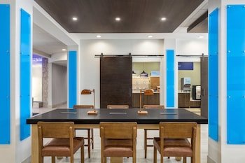 Holiday Inn Express & Suites Waycross