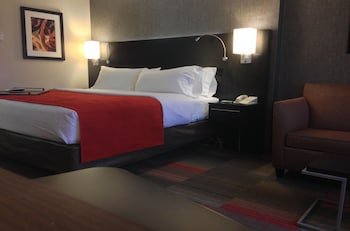 Holiday Inn Milwaukee Riverfront
