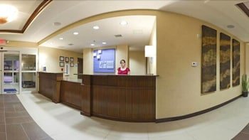 Holiday Inn Express Hotel & Suites Lamar