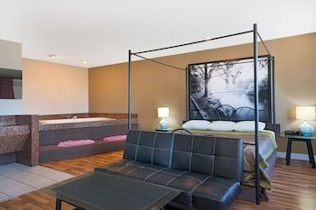 Super 8 by Wyndham Marshall MN