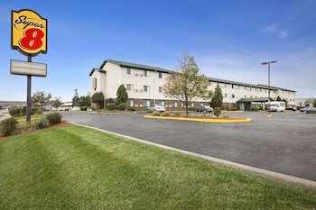 Super 8 by Wyndham Milwaukee Airport