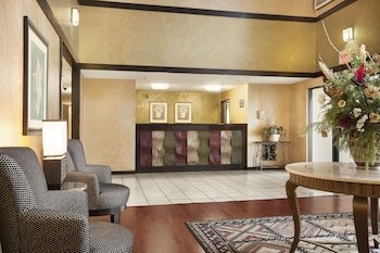 Super 8 by Wyndham Milwaukee Airport
