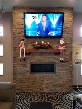 Boulders Inn & Suites