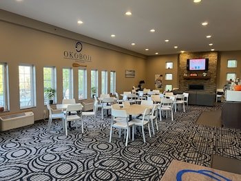 Boulders Inn & Suites