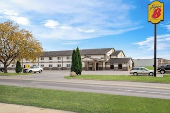 Super 8 by Wyndham Waverly
