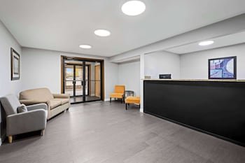 Super 8 by Wyndham Waverly