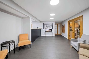 Super 8 by Wyndham Waverly