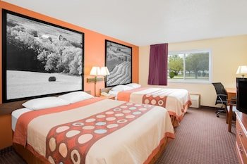 Super 8 by Wyndham Waverly