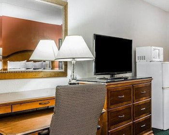 Econo Lodge Inn & Suites