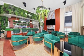 Chesterfield Hotel & Suites