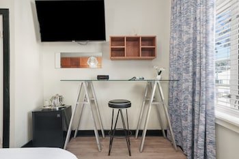 Chesterfield Hotel & Suites