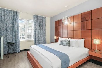 Chesterfield Hotel & Suites
