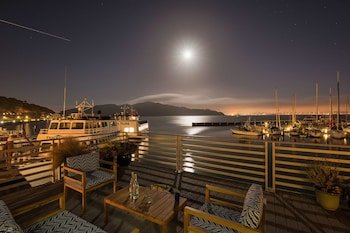 Waters Edge Hotel