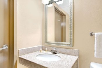 Days Inn by Wyndham Newport News City Center Oyster Point