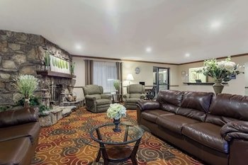 Days Inn & Suites by Wyndham Kaukauna WI