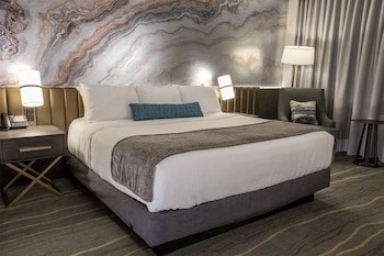 Angel of the Winds Casino Hotel
