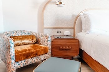 Postcard Inn on the Beach