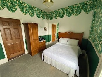 Decker Hotel