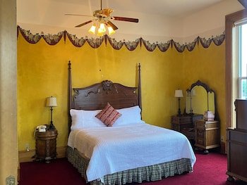 Decker Hotel