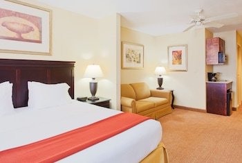 Holiday Inn Express Hotel & Suites Lucedale