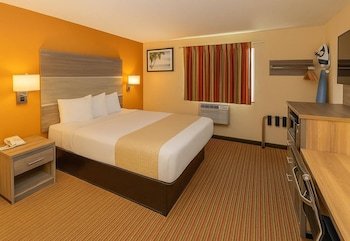 Travelodge by Wyndham Muskegon