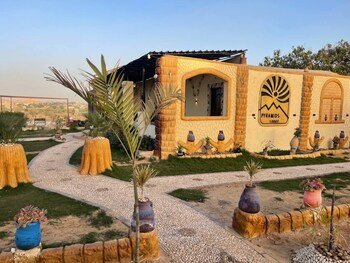 Camp Pyramids View Hotel