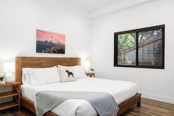 Horsefeathers Hotel