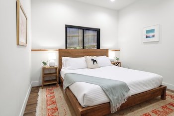 Horsefeathers Hotel