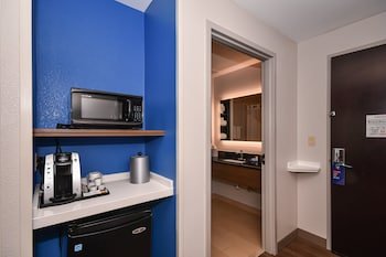 Holiday Inn Express Hotel & Suites Charlotte Southeast - Matthew