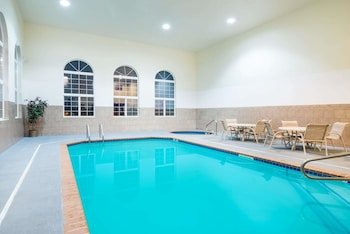 Howard Johnson by Wyndham Oacoma Hotel & Suites