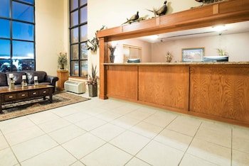Howard Johnson by Wyndham Oacoma Hotel & Suites
