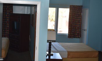 Guest Cottage & Suites