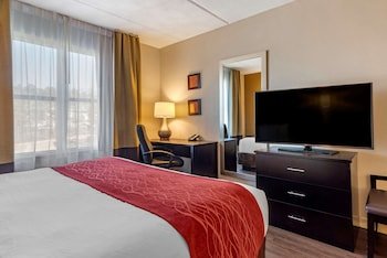 Comfort Inn & Suites Near Six Flags