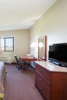 Super 8 by Wyndham Iola KS