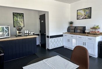 Budget Host East End Hotel