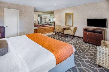 Howard Johnson by Wyndham Lenox