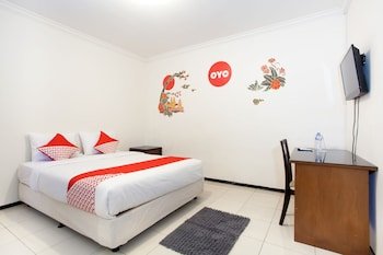 OYO 143 Dukuh Kupang Residence